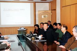 2012年3月20日，政協(xié)委員劉樹(shù)成、裴長(zhǎng)洪和全所研究人員分享學(xué)習(xí)政府工作報(bào)告的體會(huì)，圖為裴長(zhǎng)洪發(fā)言。圖片來(lái)源：王硯峰攝