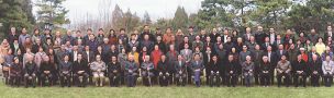 2013年12月8日，孫冶方經(jīng)濟(jì)科學(xué)基金會(huì)30周年紀(jì)念會(huì)暨孫冶方經(jīng)濟(jì)科學(xué)獎(jiǎng)第15屆頒獎(jiǎng)大會(huì)在北京釣魚(yú)臺(tái)國(guó)賓館舉行。圖為參會(huì)者的合影。