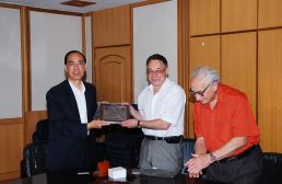 2008年5月27日，俄羅斯科學(xué)院經(jīng)濟(jì)研究所副所長(zhǎng)索羅金、研究員尼基夫洛夫向劉樹(shù)成所長(zhǎng)頒發(fā)康德拉季耶夫金獎(jiǎng)。（圖片來(lái)源：經(jīng)濟(jì)研究所藏）