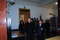 2008年1月29日，王偉光院長(zhǎng)考察經(jīng)濟(jì)所，吳太昌陪同參觀圖書(shū)館閱覽室