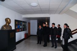 2008年1月29日，王偉光院長(zhǎng)視察經(jīng)濟(jì)研究所。圖為吳太昌介紹孫冶方事跡。（圖片來(lái)源：經(jīng)濟(jì)研究所藏）
