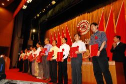 2007年5月25日，楊春學(xué)（右三）、劉霞輝獲中國(guó)社會(huì)科學(xué)院優(yōu)秀科研成果二等獎(jiǎng)。圖為頒獎(jiǎng)現(xiàn)場(chǎng)。（圖片來(lái)源：經(jīng)濟(jì)研究所圖書(shū)館藏）