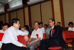 2007年5月25日，在中國(guó)社科院院慶30周年暨成果頒獎(jiǎng)大會(huì)上，劉樹(shù)成與李揚(yáng)等交談