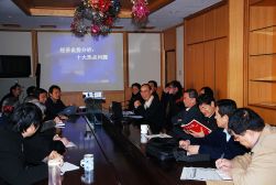 2007年12月11日，劉樹(shù)成在經(jīng)濟(jì)所作經(jīng)濟(jì)形勢(shì)分析報(bào)告。圖片來(lái)源：王硯峰攝