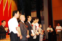 2007年5月25日，由劉樹(shù)成（左三）主編的《現(xiàn)代經(jīng)濟(jì)辭典》獲中國(guó)社會(huì)科學(xué)院優(yōu)秀科研成果一等獎(jiǎng)。圖為頒獎(jiǎng)現(xiàn)場(chǎng)。（圖片來(lái)源：經(jīng)濟(jì)研究所圖書(shū)館藏）