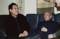 2005年4月14日，陳奎元院長(zhǎng)看望駱耕漠（王愛(ài)群攝、韓孟藏）