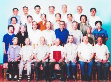 2000年，經(jīng)濟(jì)所離休支部在中國(guó)照相館合影