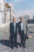 2002年10月2日，趙人偉在布達(dá)佩斯與科爾奈合影。圖片來(lái)源：趙人偉藏照片
