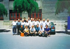 1999年6月，孫冶方經(jīng)濟(jì)科學(xué)獎(jiǎng)第八屆評(píng)獎(jiǎng)委員會(huì)會(huì)議在北京大學(xué)光華管理學(xué)院召開(kāi)，理事長(zhǎng)馬洪（二排中）與出席會(huì)議的評(píng)獎(jiǎng)委員及工作人員合影。