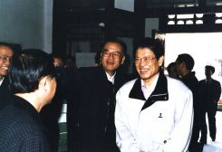 1998年3月25日，李鐵映院長(zhǎng)和王洛林副院長(zhǎng)視察經(jīng)濟(jì)研究所。（圖片來(lái)源：經(jīng)濟(jì)研究所藏）
