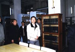 1998年3月25日，李鐵映院長(zhǎng)視察經(jīng)濟(jì)研究所圖書(shū)館閱覽室。（圖片來(lái)源：經(jīng)濟(jì)研究所藏）