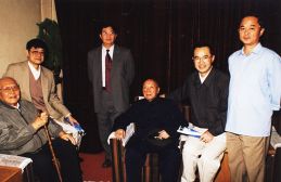 1998年，經(jīng)濟(jì)研究所同志祝賀駱耕漠先生90壽辰。左起：巫寶三、張卓元、陳佳貴、駱耕漠、于祖堯、吳太昌。（圖片來(lái)源：韓孟遺藏）
