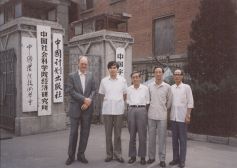 20世紀(jì)90年代的月壇北小街2號(hào)院門(mén)前，合影者：左起：大衛(wèi)·沃爾（英國(guó)經(jīng)濟(jì)學(xué)家）、袁鋼明、董輔礽、趙人偉、林泉水。圖片來(lái)源：趙人偉藏照片