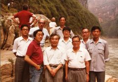 1985年9月，在“巴山輪會(huì)議”中途，部分代表合影。前排左起：林重庚、劉國(guó)光、戴園晨；后排左起：郭樹(shù)清、布魯斯、趙人偉、張卓元、周叔蓮、何家成