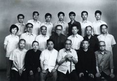 1984年，經(jīng)濟(jì)研究所中國(guó)經(jīng)濟(jì)史研究室合影。（圖片來(lái)源：經(jīng)濟(jì)研究所藏）