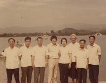 1980年6月，經(jīng)濟(jì)研究所與中國(guó)數(shù)量經(jīng)濟(jì)學(xué)會(huì)協(xié)同舉辦計(jì)量經(jīng)濟(jì)學(xué)講習(xí)班期間部分人士合影。（圖片來(lái)源：張鶴齡藏）