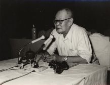 20世紀(jì)80年代 ，嚴(yán)中平參加學(xué)術(shù)會(huì)議并發(fā)言。（圖片來(lái)源：經(jīng)濟(jì)研究所藏）