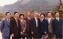 1980年2月，許滌新（右四）率領(lǐng)經(jīng)濟(jì)學(xué)家代表團(tuán)參加在香港舉辦的“八十年代中國(guó)經(jīng)濟(jì)研究會(huì)”