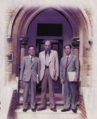1979年9月，董輔礽（左一）訪問(wèn)英國(guó)，在牛津大學(xué)會(huì)見(jiàn)了布魯斯。圖片來(lái)源：《董輔礽評(píng)傳》