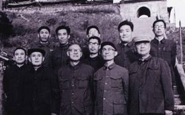 1977年10月19日至11月3日，許滌新在山東泰安召開(kāi)《政治經(jīng)濟(jì)學(xué)辭典》座談會(huì)。右一：狄超白，右三：許滌新。
