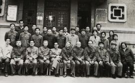 1978年，中國(guó)社會(huì)科學(xué)院開(kāi)始招收研究生，圖為經(jīng)濟(jì)系師生合影。
