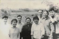1972年，經(jīng)濟(jì)所部分人員在河南明港干校合影留念。左起：沙吉才、王淑文、汪德余、劉碧英、唐倫慧 ,右起：張鶴齡、李澤中、劉其昌。圖片來(lái)源：張鶴齡藏照片