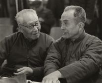 1979年，孫冶方擔(dān)任經(jīng)濟(jì)所顧問(wèn)，1982年任名譽(yù)所長(zhǎng)，巫寶三1980年擔(dān)任經(jīng)濟(jì)所顧問(wèn)。圖為1978年2月25日，中國(guó)社會(huì)科學(xué)院揭批四人幫座談會(huì)上的孫冶方和巫寶三。圖片來(lái)源：新華社記者攝照片，經(jīng)濟(jì)所科研處藏