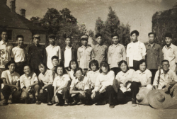 1960年，經(jīng)濟(jì)所部分干部在河北昌黎鍛煉合影。圖片來(lái)源：徐義生、黃湘君藏照片