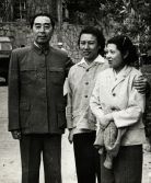 1960年，周恩來(lái)總理（左一）與方卓芬（左二：許滌新夫人）、劉昂（左三）在廣東流化。（圖片來(lái)源：經(jīng)濟(jì)研究所藏）