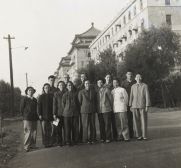 1958年至20世紀(jì)60年代初，經(jīng)濟(jì)研究所圖書(shū)館同志在三里河經(jīng)委大樓辦公樓前合影。（圖片來(lái)源：張志元遺藏）