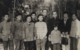 20世紀(jì)60年代，經(jīng)濟(jì)所部分同志合影。后排左起：郭東樂(lè)、嚴(yán)中平、孫冶方、朱嬌春、宋博凱；前排左起：王輔民、張志元、劉碧英、李秀珍。（圖片來(lái)源：張志元遺藏)