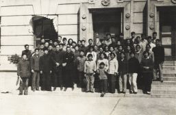 1958年，經(jīng)濟(jì)所人在經(jīng)委大樓門(mén)前合影。前排左五：孫冶方，左四：嚴(yán)中平。圖片來(lái)源：楊仲玉藏照片