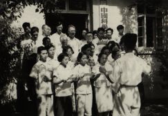 1958年，經(jīng)濟(jì)所工作人員在中關(guān)村辦公樓前排練大合唱（后排左二：狄超白；后排左五：巫寶三；后排右三：汪敬虞；后排右一：桂世鏞）。圖片來(lái)源：經(jīng)濟(jì)所科研處藏照片