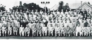 1956年6月14日，“全國(guó)科學(xué)規(guī)劃工作會(huì)議”在北京召開(kāi)；毛澤東等黨和國(guó)家領(lǐng)導(dǎo)人接見(jiàn)會(huì)議代表。第四排左一：巫寶三；第一排左三：陶孟和；第三排左十三：駱耕漠；第四排右十：狄超白；第六排右六：嚴(yán)中平。
