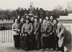1956年國(guó)際勞動(dòng)?jì)D女節(jié)，經(jīng)濟(jì)研究所部分女同志合影。（圖片來(lái)源：汪熙曾藏）