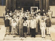1955-1956年間，經(jīng)濟(jì)所顧問(wèn)蘇聯(lián)專(zhuān)家阿·畢爾曼與經(jīng)濟(jì)所部分人員合影。（圖片來(lái)源：徐義生遺藏）