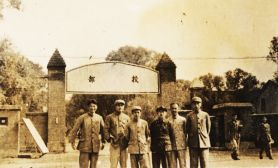 1950年，部分學(xué)員在華北人民革命大學(xué)校部大門(mén)前合影，右三為徐義生。（徐義生遺藏）