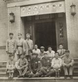 1949年5月17日，人民解放軍南京市軍管會(huì)文教會(huì)向中央研究院宣布接管，圖為軍管會(huì)與中研院留守人員合影，前排右二為楊仲玉。圖片來(lái)源：楊仲玉藏圖片