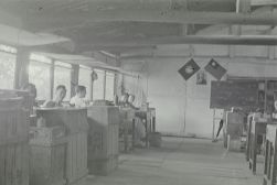 1943年6月，四川李莊門(mén)官田社會(huì)科學(xué)所辦公地內(nèi)景。圖片來(lái)源：李約瑟攝，李約瑟研究所提供授權(quán)