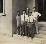 1938年，徐義生（一排右一）、芮逸夫（一排右二）于桂林良豐中學(xué)校桂林中央研究院辦事處。（圖片來(lái)源：徐義生遺藏）