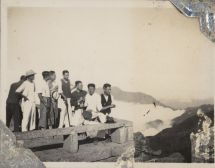 1937年10月，社科所蔡謙、吳半農(nóng)、韓啟桐、王子建、姚曾蔭、鄭友揆、單人驊在南岳上封寺前（徐義生藏）