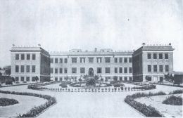 1931年春季落成，位于北平文津街3號(hào)的社會(huì)調(diào)查所與靜生生物調(diào)查所辦公大樓。圖片來(lái)源：《中基會(huì)對(duì)科學(xué)的贊助》